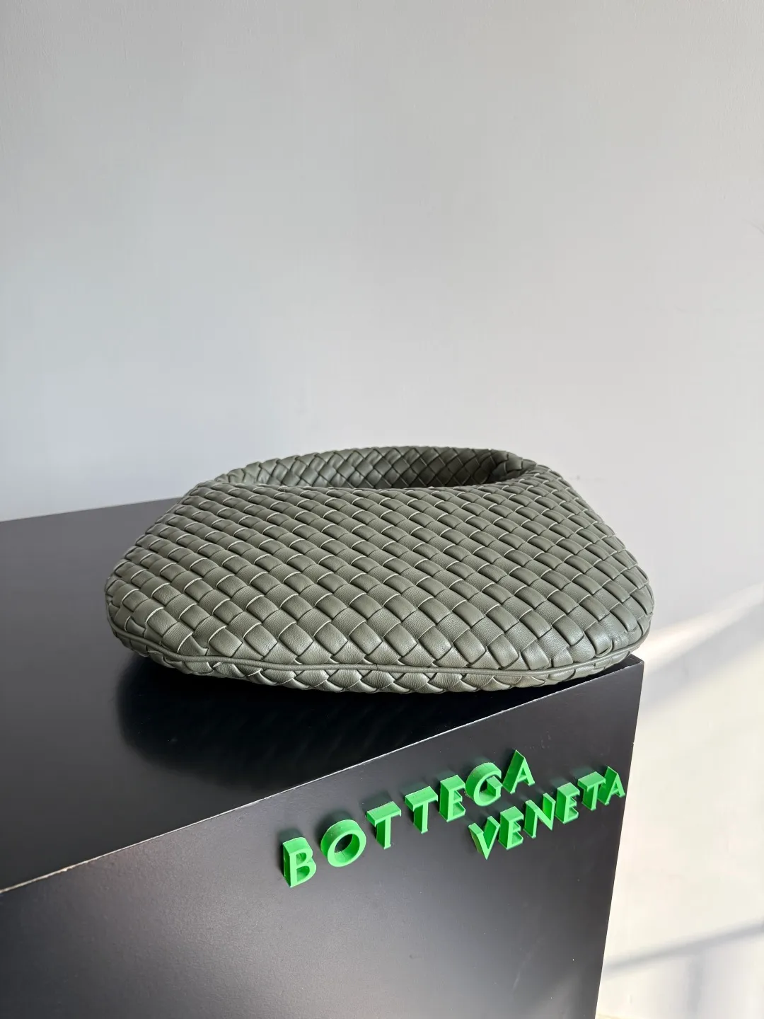 Batch 1720 BV Bottega Veneta's new early spring women's shoulder bag. The soft and delicate Hobo bag in small size is shipped! Many friends are waiting for this bag. It has a round shape and a large capacity. It can hold a 50-fold umbrella inside. Babies with a lot of daily items do not need to worry about the capacity of this bag. It is a practical bag for traveling and commuting. Although it is fluffy, it is soft and comfortable when carried on one shoulder. It has a modern and retro feel. Model No.: 856736 Size: 35*21*5cm